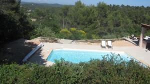Výhled na bazén z ubytování Les Hauts des Materonnes nebo okolí