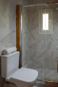 Bilik mandi di ELMAR ARTemida +27 gambar