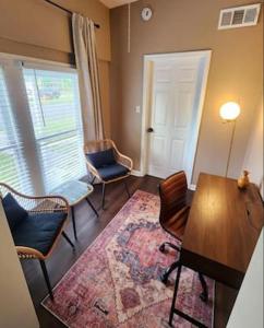 sala de estar con sillas, mesa y alfombra en Magnolia House, en Lafayette