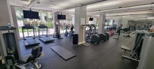 un gimnasio con varias cintas de correr y máquinas cardiovasculares en NEW LUXURY APARTMENT 2Br 2Ba DIRECT BEACH ACCESS, en Hollywood