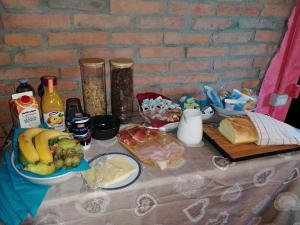 una mesa con un montón de comida. en Casolare Fratina, 