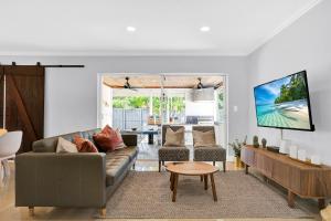 a living room with a couch and a tv at Outdoor Paradise in Fort Lauderdale