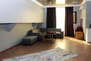 uma sala de estar com um sofá e uma mesa em Avist Hotel Avcılar em Avcılar