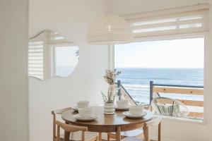 a dining room with a table with a view of the ocean at Blvd Sunset, a spot to relax in Ensenada