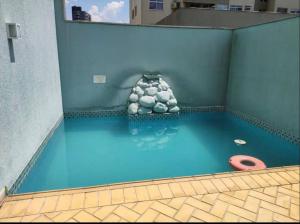 una camera con una piscina d'acqua in un edificio di Loft no centro de Joinville a Joinville