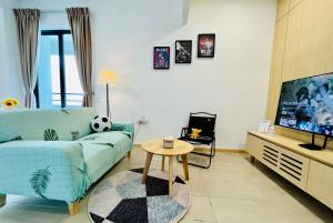 Kampong Pantai DusunにあるNetflix-Seaview-SunsetView-PuteriBeach-Mutiara Beach Resort Melakaのリビングルーム(青いソファ、テレビ付) +30枚の写真