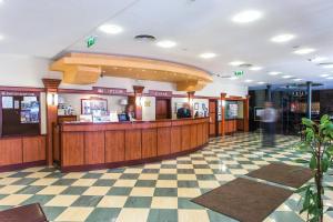 a lobby of a hotel with a reception counter at Danubius Hotel Erzsébet City Center in Budapest