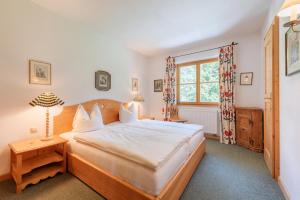 Un dormitorio con una cama grande y una ventana en Chalet Windegg, en Sankt Anton am Arlberg
