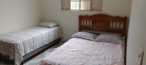 - une chambre avec 2 lits dans l'établissement Chácara Portal dos Anjos, à Cunha