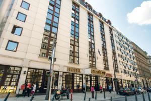 a large building with a lot of windows at Danubius Hotel Erzsébet City Center in Budapest