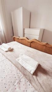 ein Bett mit zwei Handtüchern darüber in der Unterkunft Mazury-mieszkanie in Mrągowo