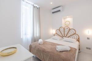 um quarto branco com uma cama e um lavatório em Renovated Apt Min. from Beach/Palais - 30m2 Terrace em Cannes