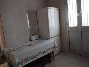 een kleine keuken met een tafel en een koelkast bij Casa Vicente el Bosque in El Bosque