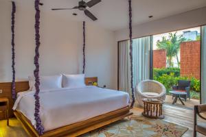 Postel nebo postele na pokoji v ubytování Azaya Beach Resort Goa