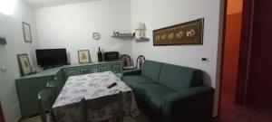 uma sala de estar com um sofá e uma mesa em Casa Erbì em Torre Dei Corsari