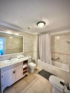 Kylpyhuone majoituspaikassa Sunny Apartment & Heated pool