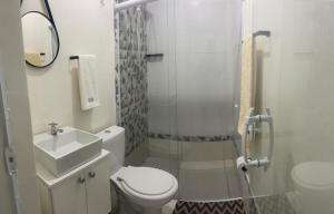 e bagno con doccia, servizi igienici e lavandino. di DuPai 5 Sorocaba a Sorocaba