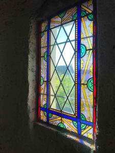 una vidriera en la pared en LE SAINT LEONARD, en Montceaux-lès-Provins