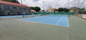una pista de tenis con una red encima en Maison village Camargue 4/6 pers, en Aimargues