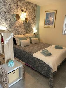 Postel nebo postele na pokoji v ubytování Chambre gîte entier 36 m2