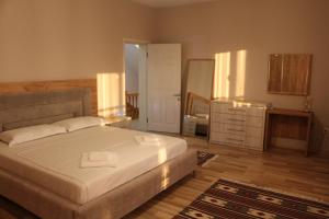 um quarto com uma cama grande e uma cozinha em Villa Duka em Krujë