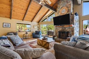 sala de estar con sofás y chimenea en Water's Edge - Gorgeous Water Views! home, en Groveland