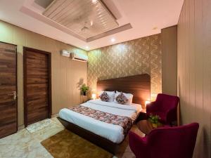 The Pearl Grand, Top Rated & Most Awarded Property in Chandigarh tesisinde bir odada yatak veya yataklar