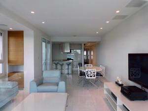 uma sala de estar com um sofá e uma sala de jantar em Modern seafront apartment em Limassol