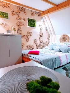 Łóżko lub łóżka w pokoju w obiekcie Lux Houses w DOMKU tylko DWA APARTAMENTYz jacuzzi zewnętrznym