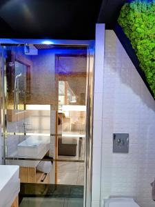 a bathroom with two sinks and a shower at Lux Houses w DOMKU tylko DWA APARTAMENTYz jacuzzi zewnętrznym in Groń