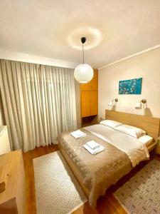 1 dormitorio con 1 cama grande y 1 mesa en URBAN LIFE STYLE en Tesalónica