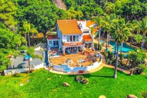 una vista aérea de una casa con piscina en Boho Chic Malibu Retreat Estate Salt Pool + Yoga, en Malibú