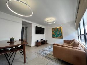ein Wohnzimmer mit einem Sofa und einem Tisch in der Unterkunft Granada 1 in Mexiko-Stadt