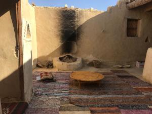 a room with a table in the corner of a building at Nashdeen Eco Lodge in Siwa