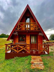 Cabaña de madera pequeña con techo rojo en Mountain house Drveni Raj en Žabljak