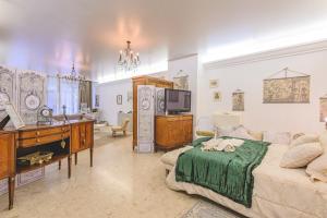 - un salon avec un lit et un bureau dans l'établissement La Dolce Vita à Epernay, à Épernay