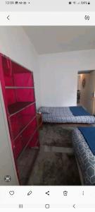 um pequeno quarto com 2 camas e um beliche em Fleurs de loutus 2 em Romilly-sur-Seine