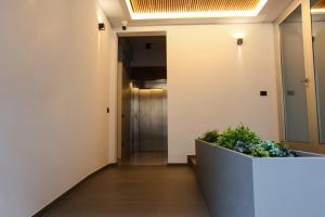 un corridoio di un edificio adibito a uffici con una pianta di T&L-Home a Reggio di Calabria