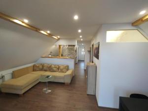 un soggiorno con divano e tavolo di Apartman Tilia a Ravna Gora