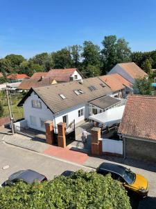 una vista aerea di una casa con auto parcheggiate in un vialetto di Apartmán Svítkov 21 a Pardubice