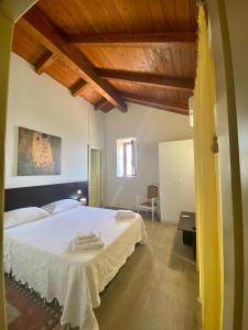 a bedroom with a large white bed in a room at Due Passi B&B in Marano Marchesato