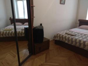 uno specchio in una stanza con due letti e una televisione di 3- х комнатная квартира в центре a Rivne