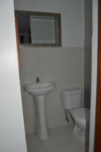 a bathroom with a sink and a toilet at Ayenda Casa Aika Sucre in Lima