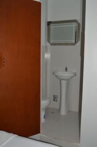 ein Bad mit einem WC und einem Waschbecken in der Unterkunft Ayenda Casa Aika Sucre in Lima
