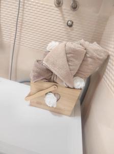 una pila de toallas sentadas en un estante en una ducha en Bella Lux Centar, en Mladenovac