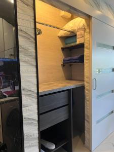 vestidor con escritorio y estanterías en Evian appartement confort Vue lac et parking privé en Évian-les-Bains