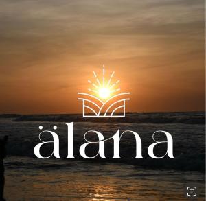 una puesta de sol sobre el océano con el texto alaina en älanacasadeplaya, en San Bernardo del Viento