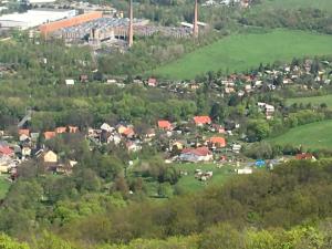 una vista aérea de una ciudad con árboles y edificios en Pension Vyhlídka, en Klášterec nad Ohří