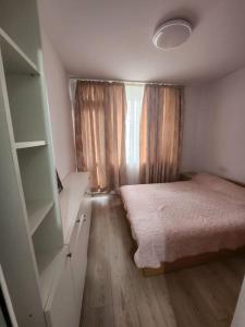 Llit o llits en una habitació de Apartment near to airport