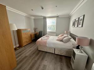 Schlafzimmer mit einem Bett, einem Schreibtisch und einem Fenster in der Unterkunft 2 Bed Sleeps 6 - Walking distance to Leeds City Centre!! in Leeds